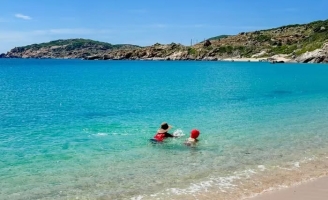 Bãi biển hoang sơ ít người biết ở miền Trung, nước trong xanh nhìn thấy đáy