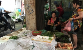 Chợ Hà Nội khan hiếm rau xanh, giá tăng gấp đôi