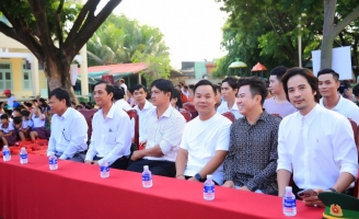 Cùng NTK Việt Hùng, NS Quốc Đại, Đoàn Minh Tài, Vũ Linh về Bến Tre tặng áo dài cho các cô giáo