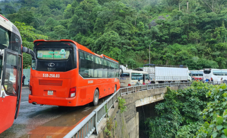 Đèo Bảo Lộc sạt lở 6 điểm, kẹt xe 'đông cứng' gần 25km