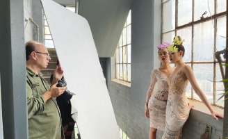 Hoa hậu Khánh Vân chụp ảnh cùng nhiếp ảnh gia nổi tiếng Fadil Berisha tại Mỹ