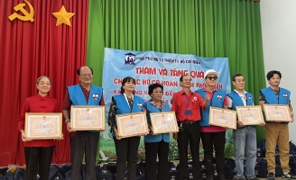 Hòa Hiệp và Bá Thắng cùng Hội Phụ nữ từ thiện TPHCM trao quà tại ĐắkNông