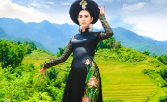 Hồn núi rừng vào BST Hoa của Đất của NTK Việt Hùng