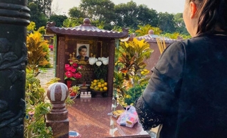 Hồng Vân thăm mộ Anh Vũ và dặn dò: Hãy bảo vệ và chở che cho Mai Phương