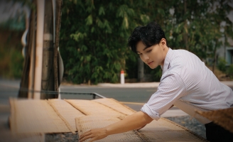 Huỳnh Quang Huy mang bánh tráng Củ Chi đến Hoa hậu - Nam vương Du lịch Việt Nam
