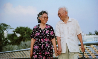 Khoảnh khắc ‘Ông bà anh’ đẹp như chuyện cổ tích giữa đời thường