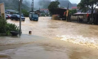 Lạng Sơn chìm trong 'biển nước'; Bắc Kạn nhiều tảng đá to như ngôi nhà sập xuống mặt đường