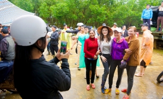 Lý Nhã Kỳ lội bùn đi làm từ thiện tại Đắk Lắk