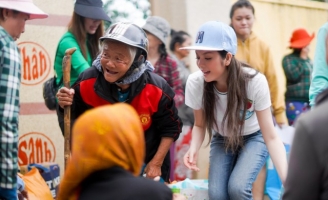 Lý Nhã Kỳ trao gần 1000 phần quà cho người dân miền Trung 