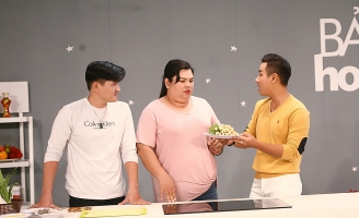 MC Nguyên Khang trộn bột báng và đậu xanh để Tuyền Mập lựa