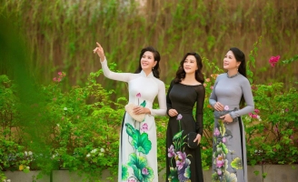 MC Quỳnh Hoa rạng rỡ với Áo dài Trung niên của NTK Việt Hùng