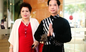 Mẹ của danh ca Ngọc Sơn qua đời, xót xa cảnh nam nghệ sĩ không thể về chịu tang vì cách ly Covid-19