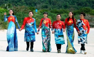 NTK Việt Hùng mang BST Mùa xuân biển đảo lên đất thiêng Côn Đảo