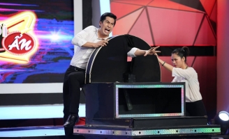 Phát sốt với màn đi qua cánh quạt đang xoay của người bí ẩn